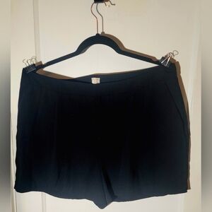 Dress shorts with pockets and button waist